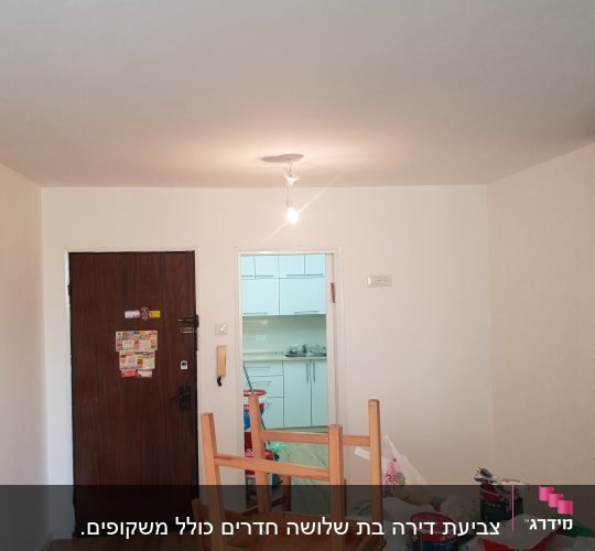 פחיות צבע, מברשות וציוד צביעה על שולחן